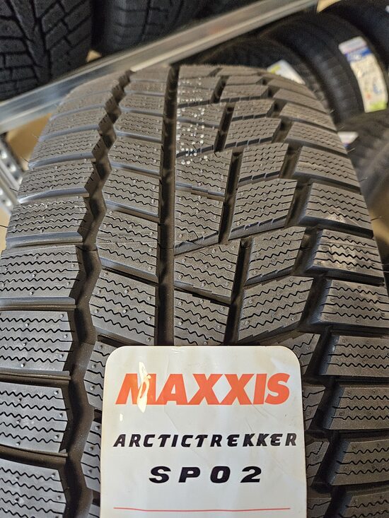 215/60R16 Maxxi SP-02 